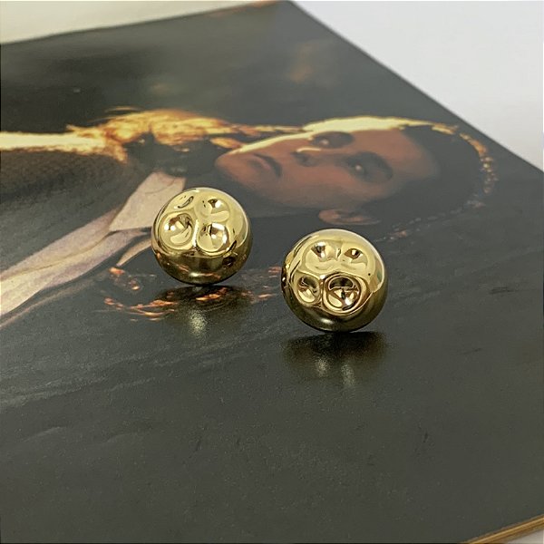 Brinco Semi Círculo Martelado Folheado a Ouro