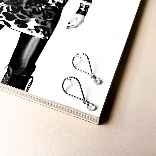 Brinco de Gota Frontal Vazado em Aço Inox com Pedra de Zircônia