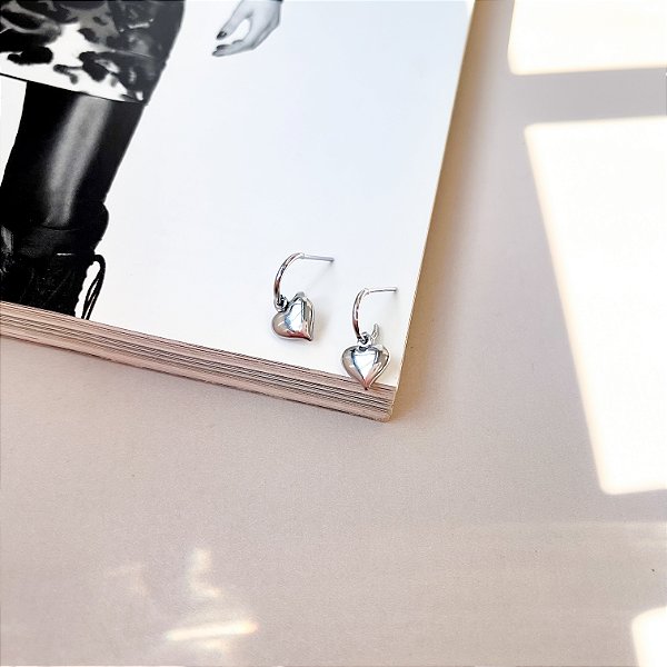 Argola Pequena com Coração Pendurado em Aço Inox