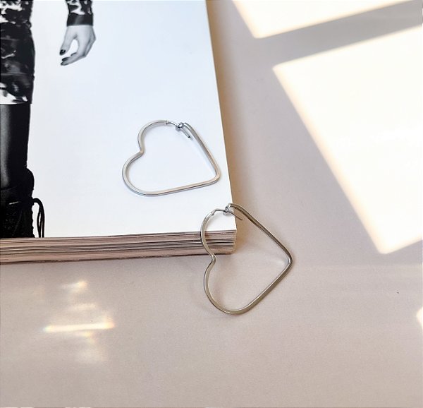 Argola de Coração com Fio Quadrado em Aço Inox