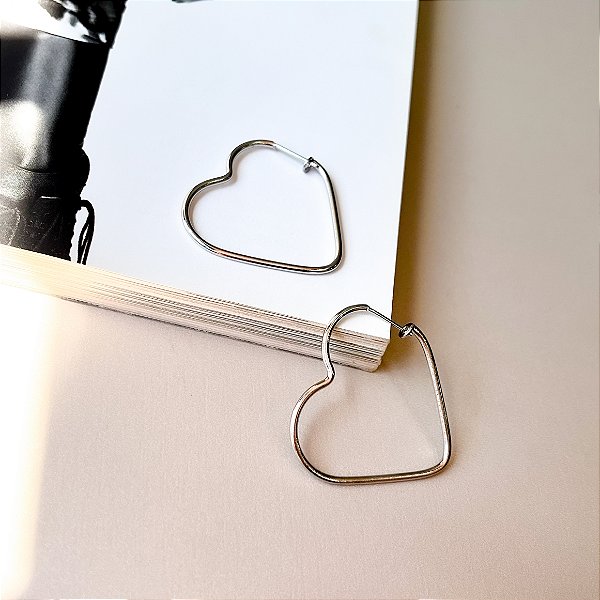 Argola de Coração Vazado Fio Redondo 3cm em Aço Inox