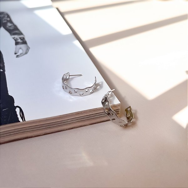 Argola Estampada com Corações e Estrelas 2,3cm em Aço Inox