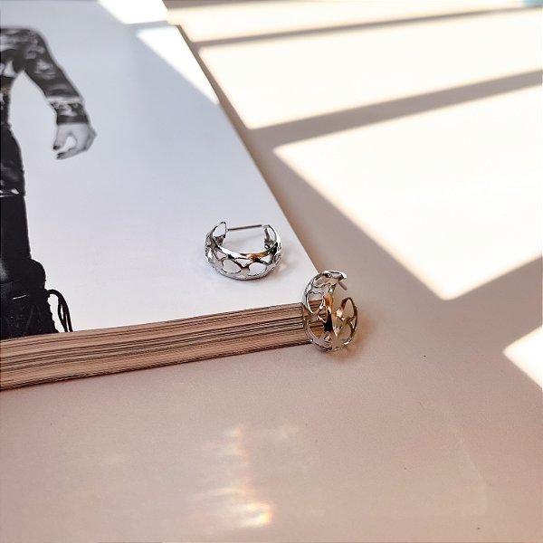 Argola Estampada de Corações Vazados 1,5cm em Aço Inox