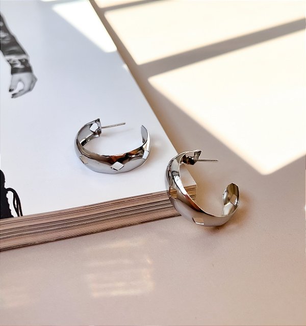 Argola Estampada com Losangos 25mm em Aço Inox