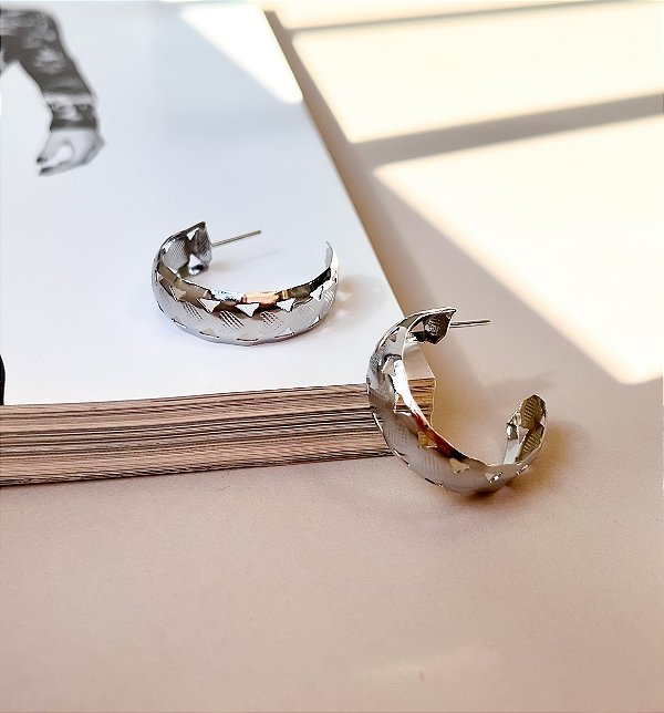 Argola Estampada de Coracões Jateados 2,5cm em Aço Inox