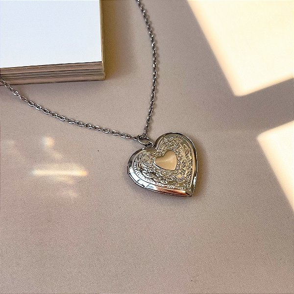 Colar com Relicário de Coração em Aço Inox