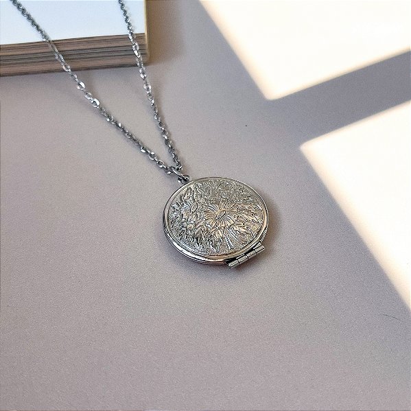 Colar com Relicário Redondo Florido em Aço Inox