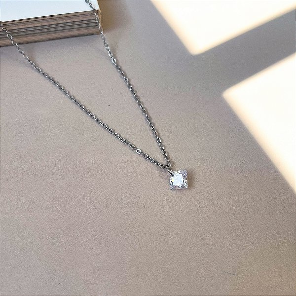 Colar com Ponto de Luz com Pedra de Zircônias Quadrada em Aço Inox
