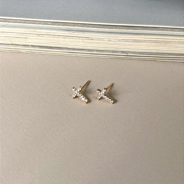 Brinco de Cruz Cravejada com Zircônias Folheada a Ouro