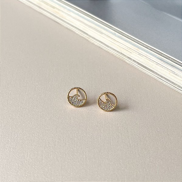 Brinco Onda Cravejada com Zircônias Folheado a Ouro