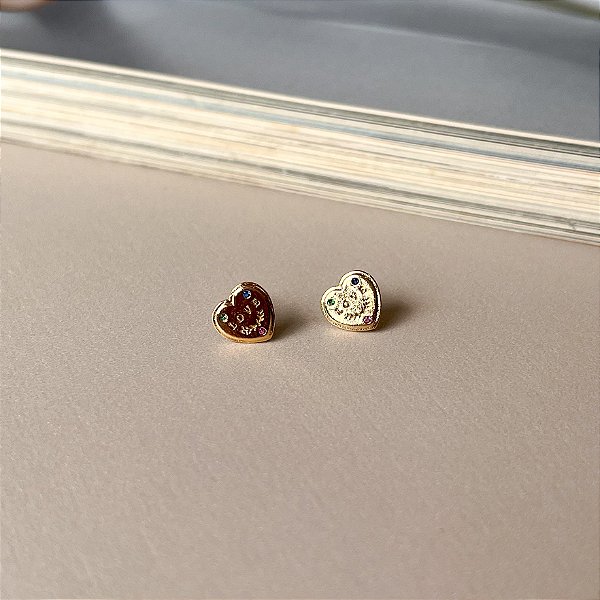 Brinco Coração com LOVE com Zircônias Cravejadas Folheado a Ouro
