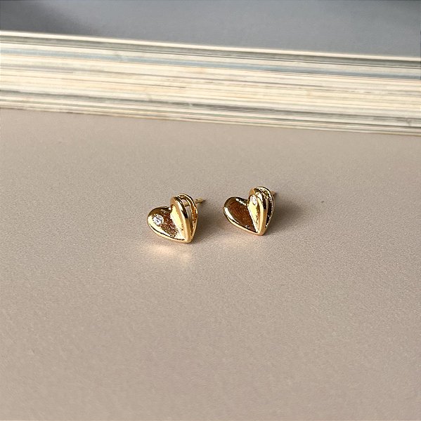 Brinco Coração com Ponto de Luz Folheado a Ouro