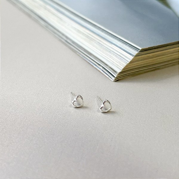 Brinco de Coração Vazado em Prata 925