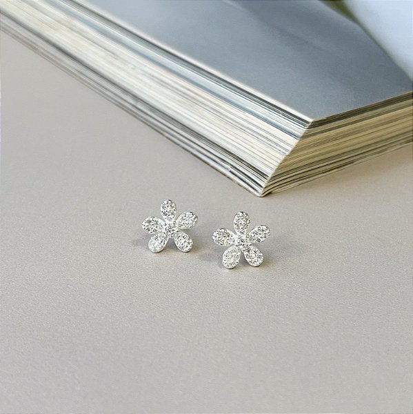 Brinco de Flor Cravejado com Microzircônias em Prata 925