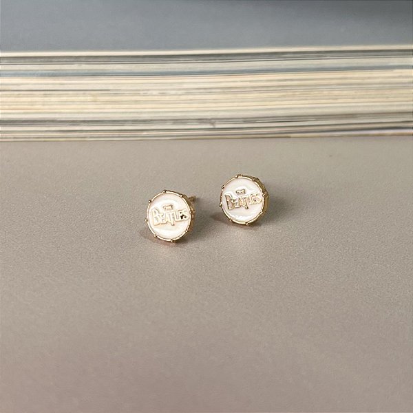 Brinco The Beatles Resinado Folheado a Ouro - BRANCO