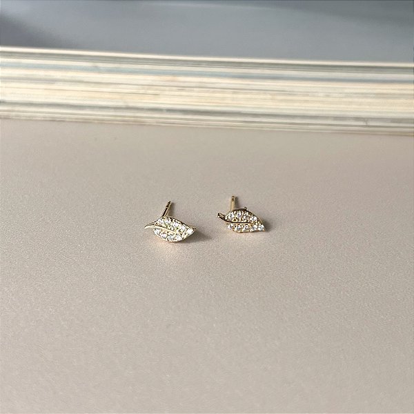 Brinco de Folha Cravejada com Microzircônias Folheado a Ouro