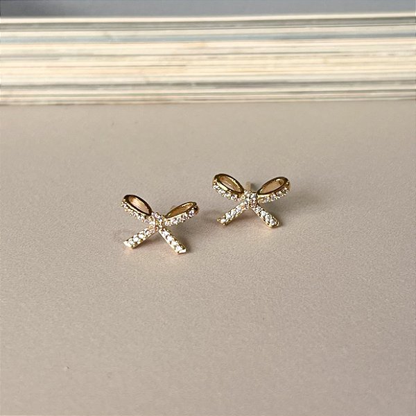 Brinco de Laço Cravejado de Microzircônias Folheado a Ouro