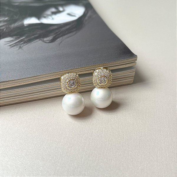 Brinco com Pérola Cravejado Folheado