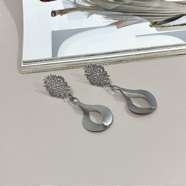 Brinco Gota Geométrica Vazada Fosca em Aço Inox