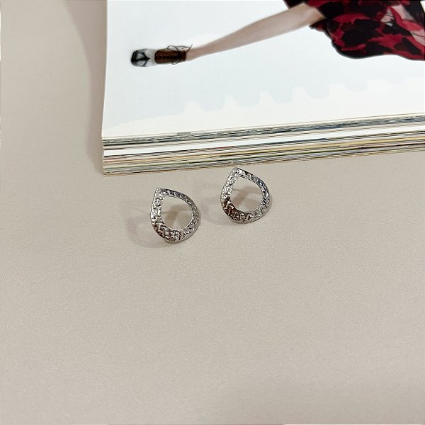 Brinco Gota Trabalhada Vazada em Aço Inox