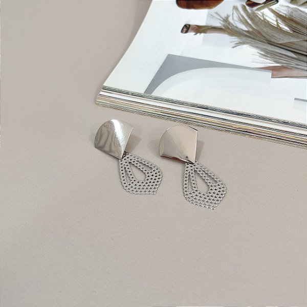 Brinco de Leque  com Base Geométrica Vazada em Aço Inox