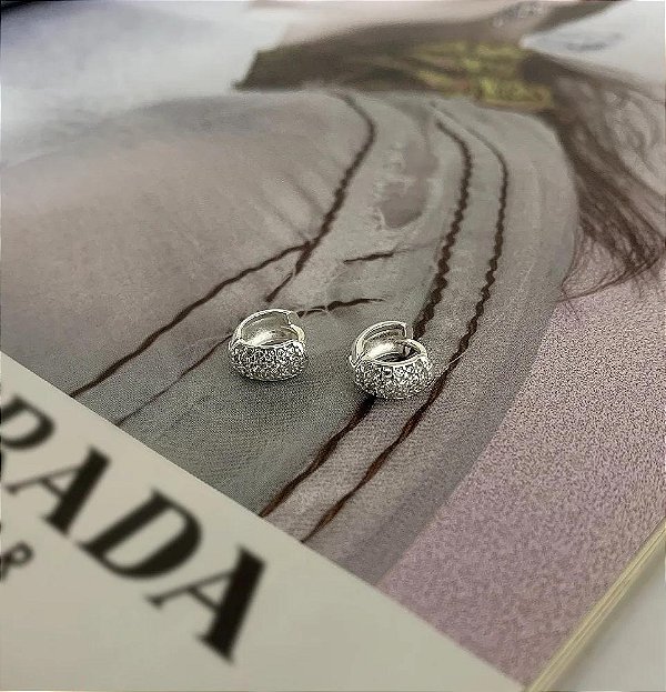 Argola M Articulada Redonda Cravejada com Microzircônias em Prata 925