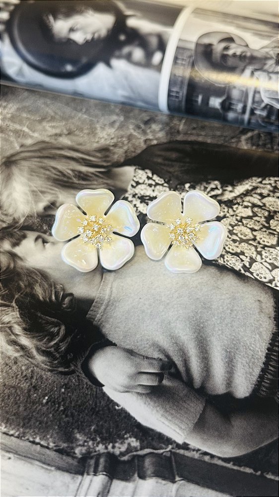 Brinco de Flor Madrepérola