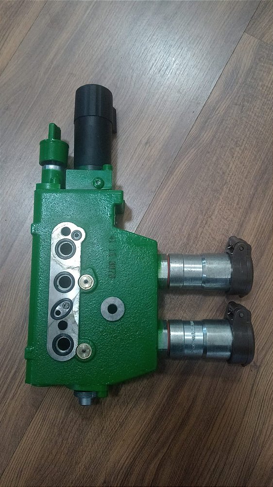 VALVULA VCR TRATOR JOHN DEERE ( VCR MODELO BUCHER ) AL242417 OU AL231715