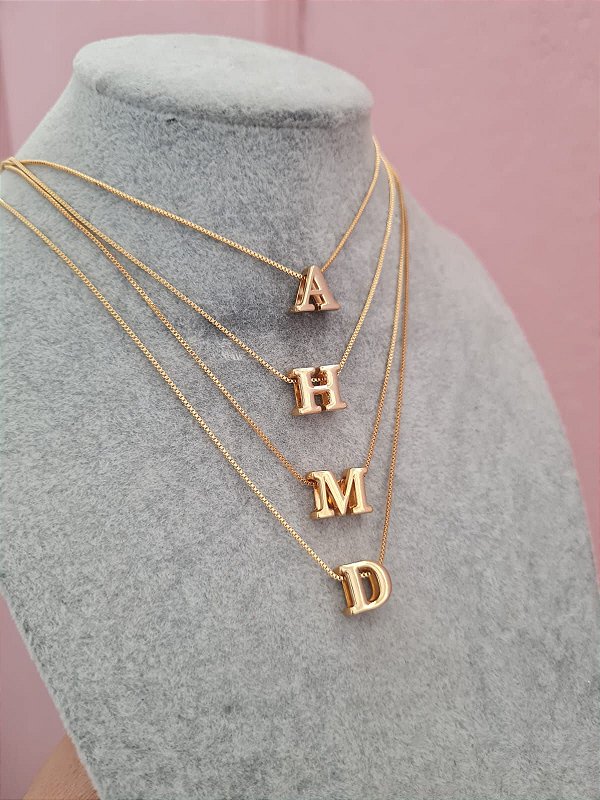 Colar dourado personalizado com letra