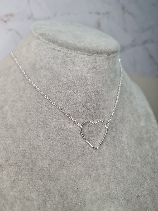 Colar choker de coração vazado banhado a prata