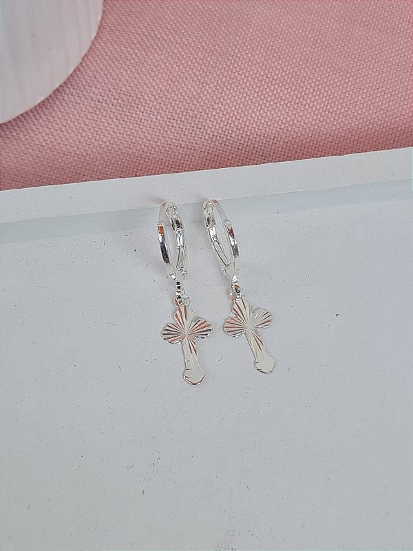 Argola Click Cruz Texturizada Prata