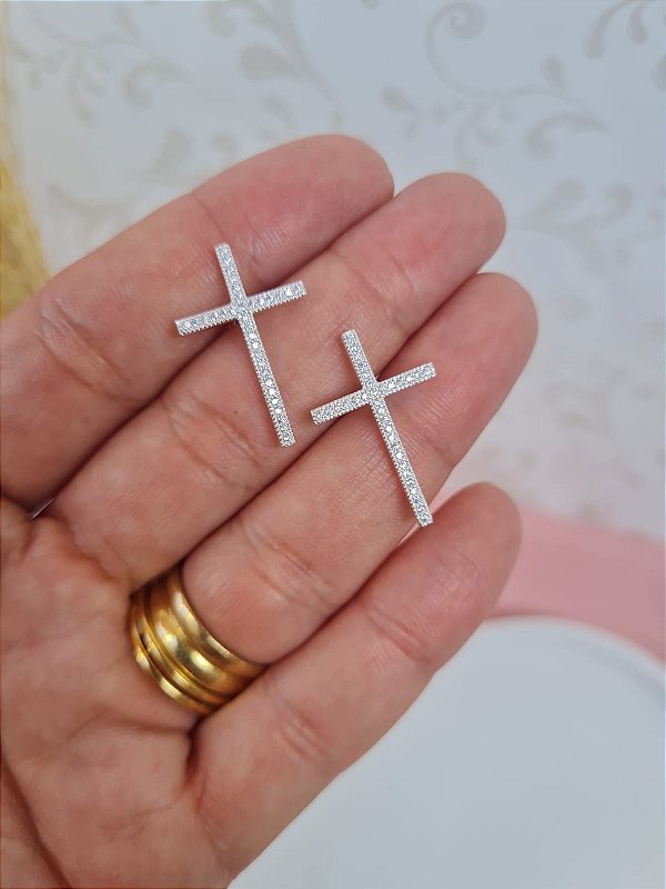 Brinco Cruz Cravejdo Prata