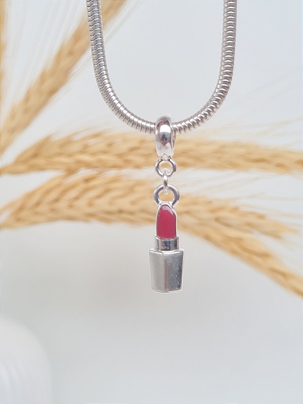 Berloque de batom com detalhe esmaltado banhado a prata