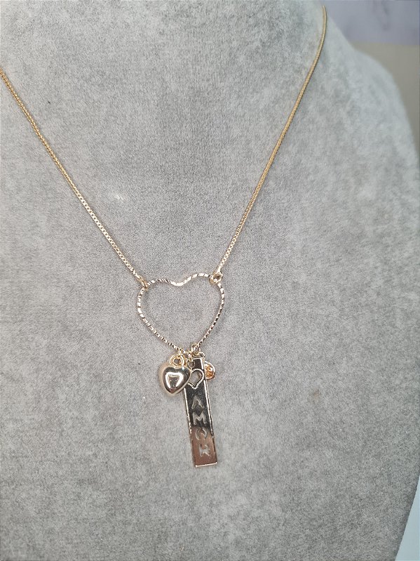Colar médio dourado com coração plaquinha e pedrinha