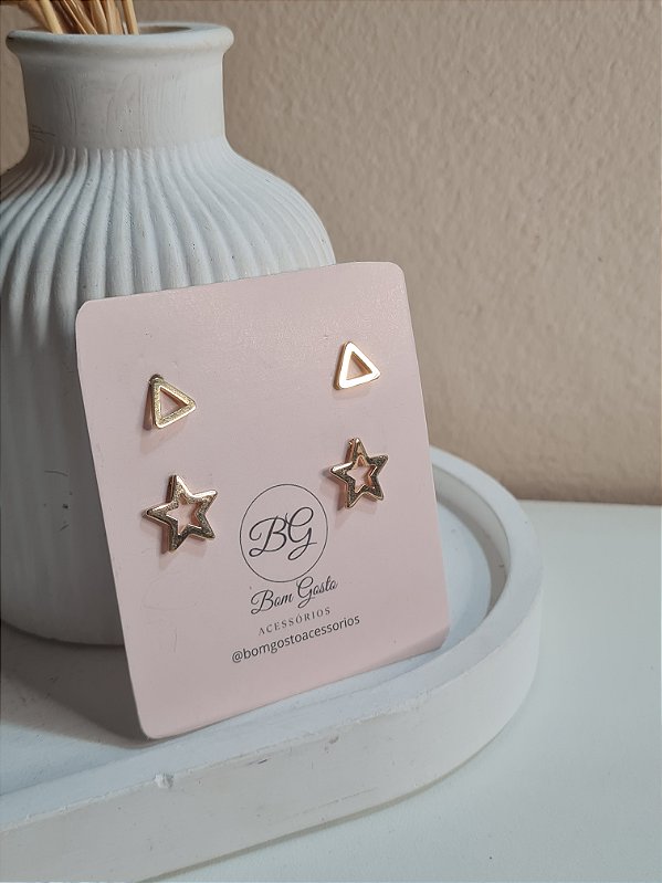 Cartela com brinco de triângulo de estrela vazados dourados