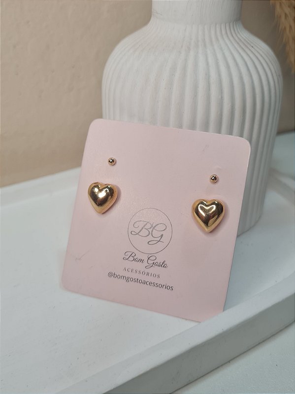Cartela com brincos de bolinha e de coração dourado