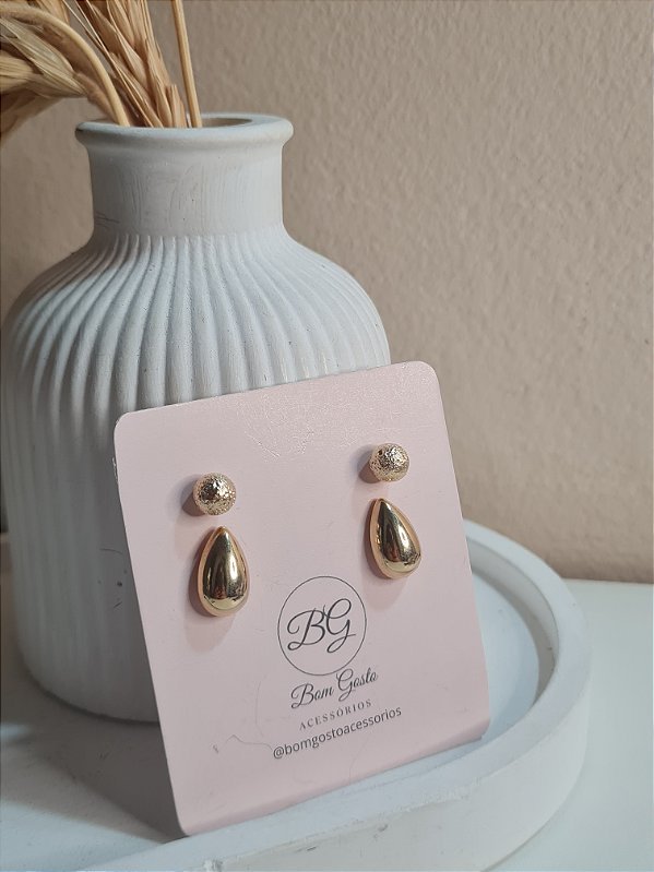 Cartela com brinco de bolinha texturizada e gotinha banhados no dourado
