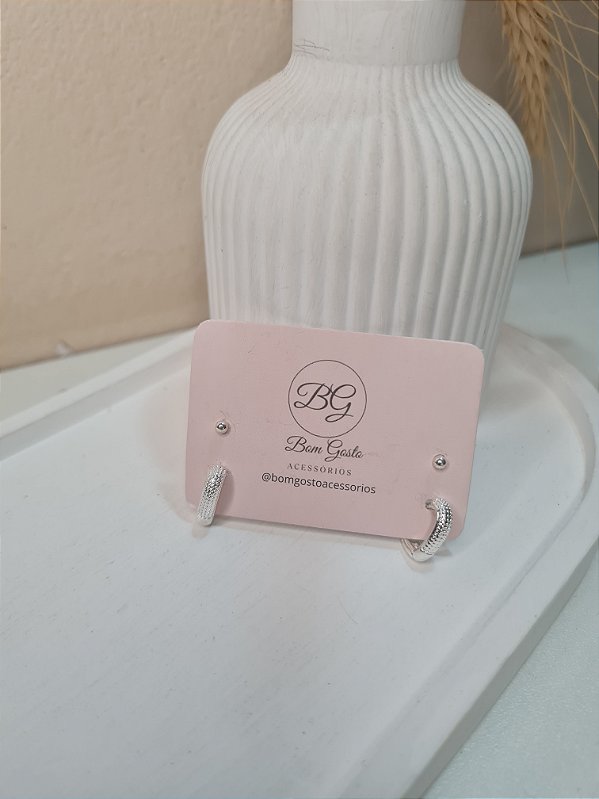 Cartela com brinco de bolinha e argolinha banhados no prata