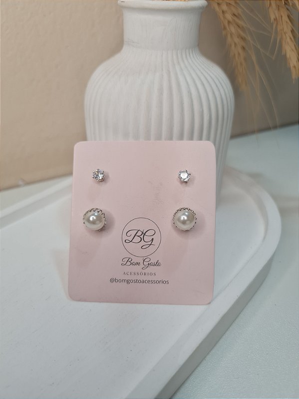 Cartela com brinco de ponto de luz de zircônia e de pérolas banhados a prata