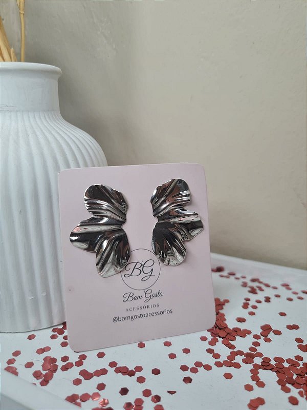 Brinco de flor prateado