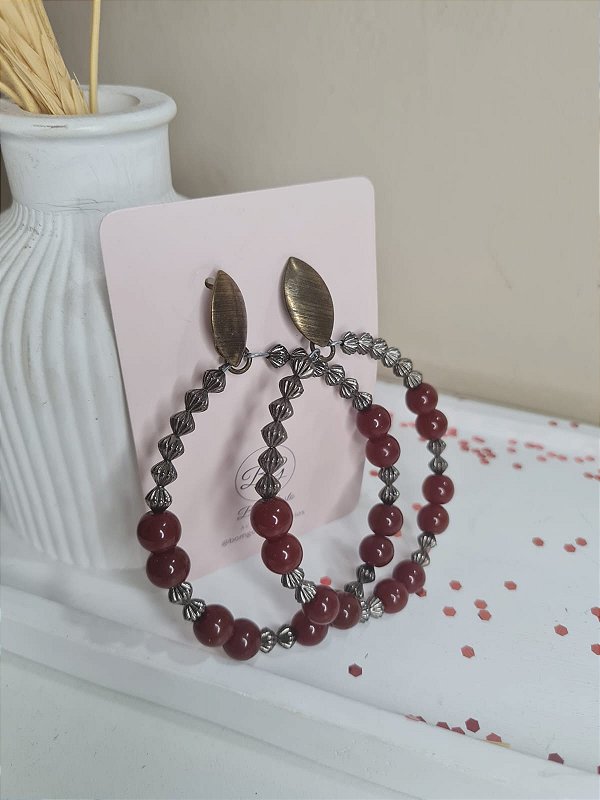 Argola com miçangas marrom