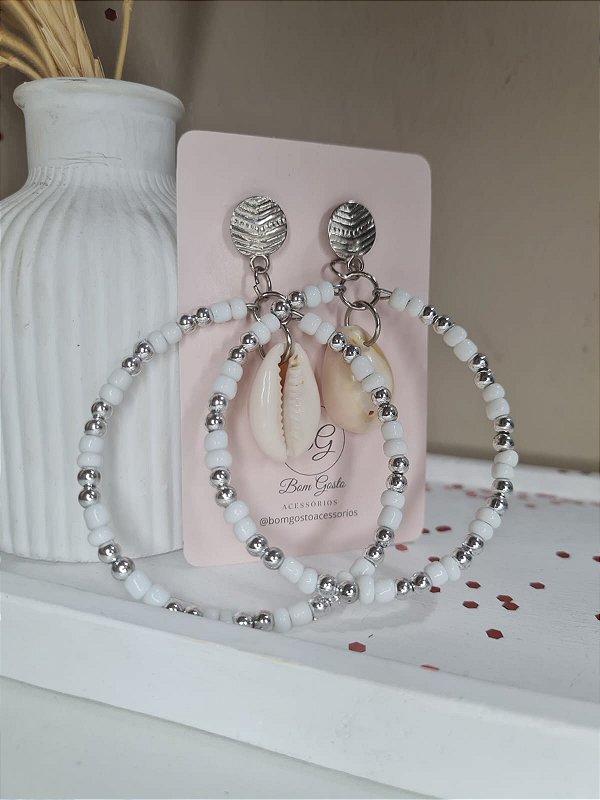 Argola de miçanga branca com prateada e buzios