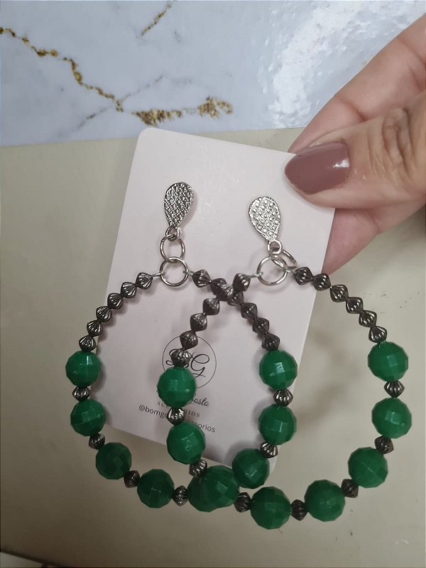 Argola com miçangas verde escuras