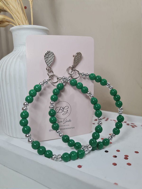 Argola com miçangas verdes e prateadas