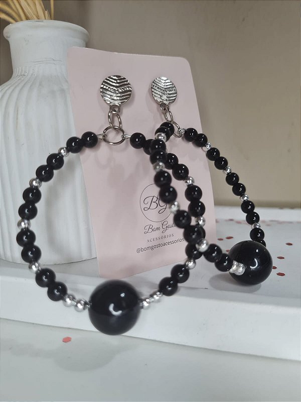 Argola com miçangas pretas e pratas