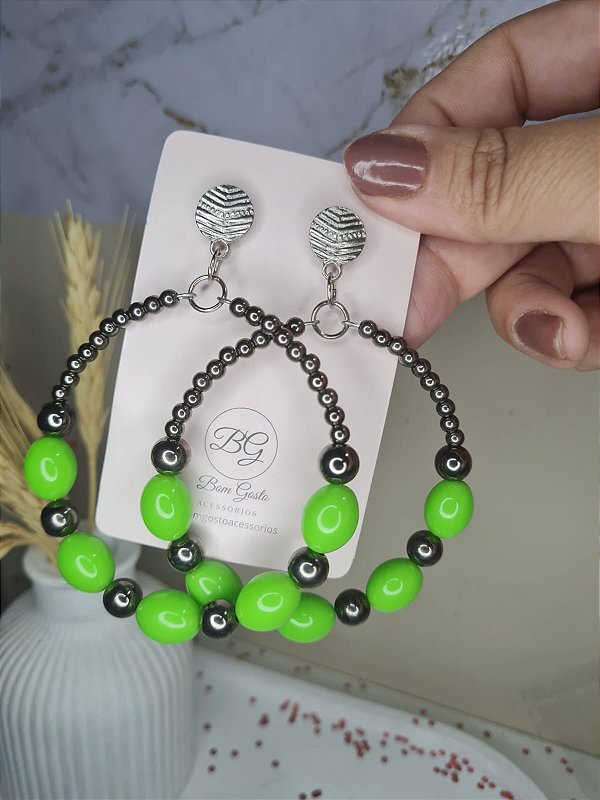 Argola com miçangas verde limão