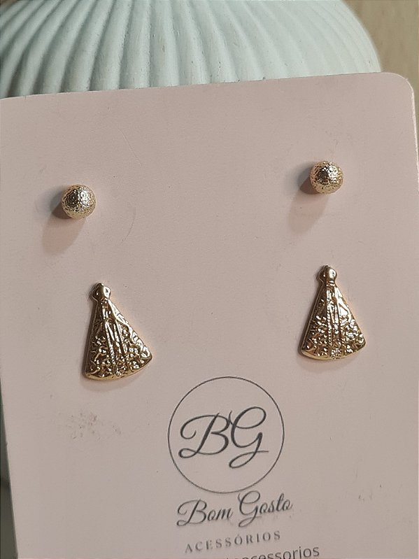 Cartela com brinco de bolinha texturizada e de Nossa Senhora dourados