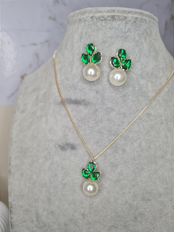 Cola de pérola e pedras verde