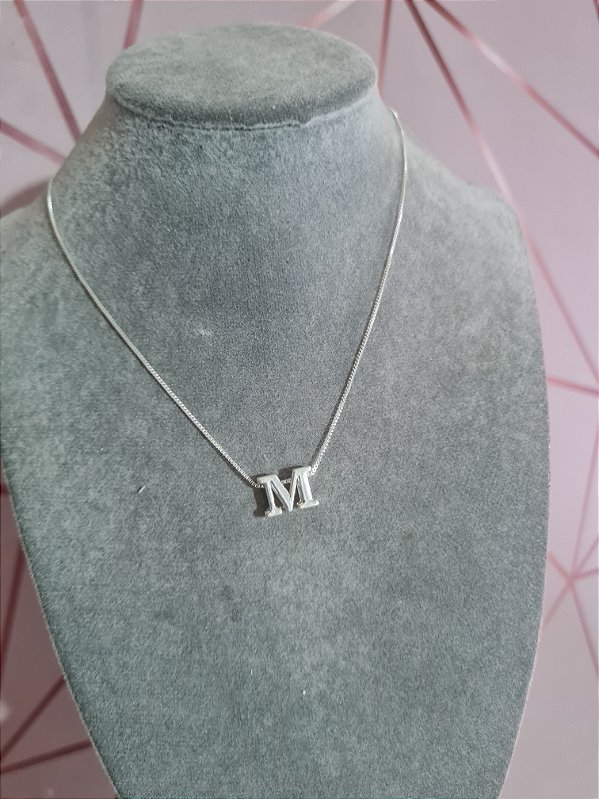 Colar com uma letra na corrente veneziana prata