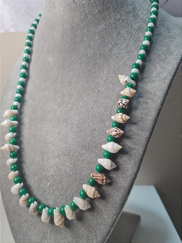 Colar verde e branco com conchas